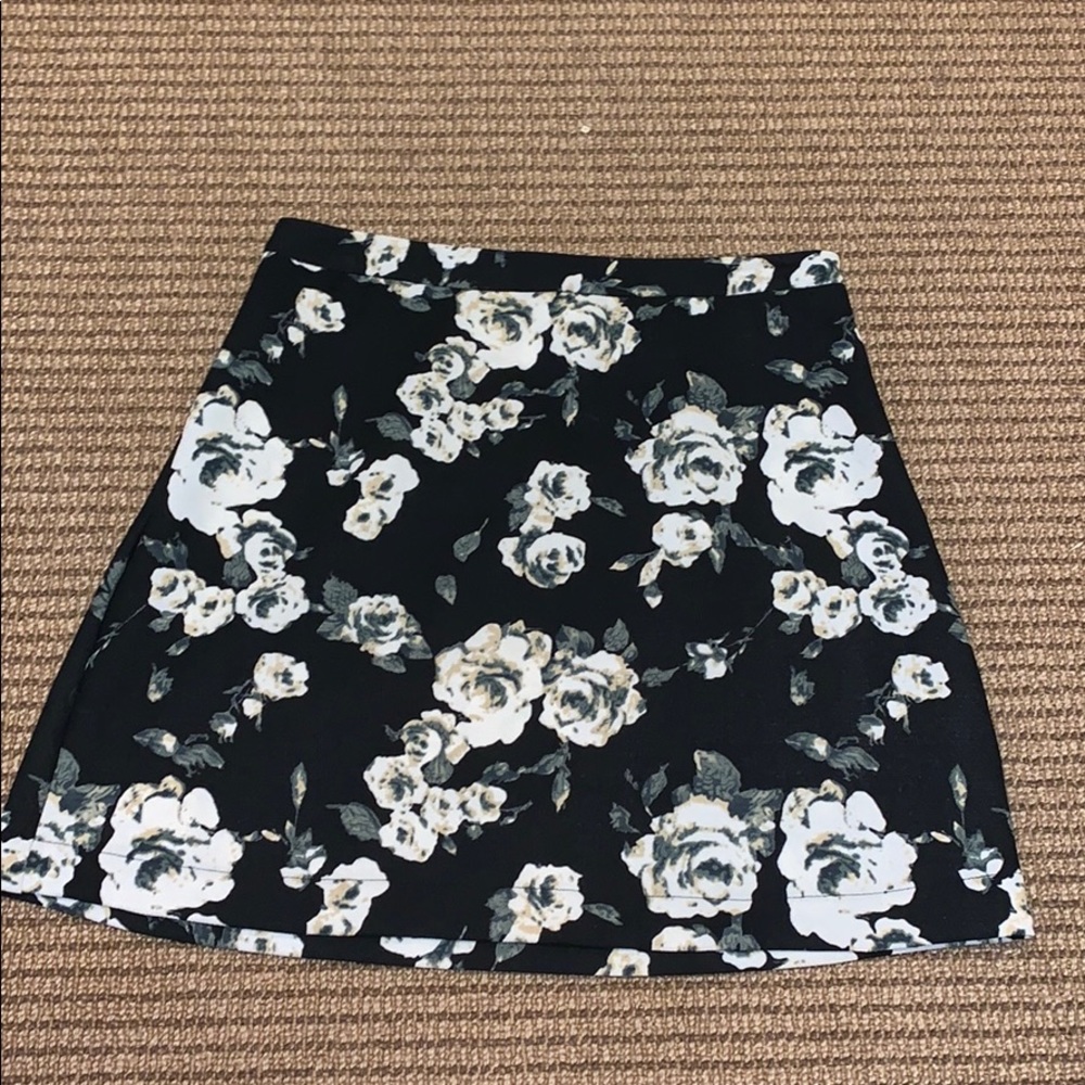 Size small flower pattern lush mini skirt